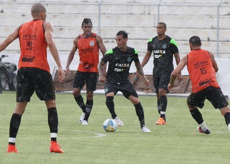 Jogadores até tentaram aguentar a chuva, mas não deu certo Foto: Twitter/ @coritiba / Divulgação