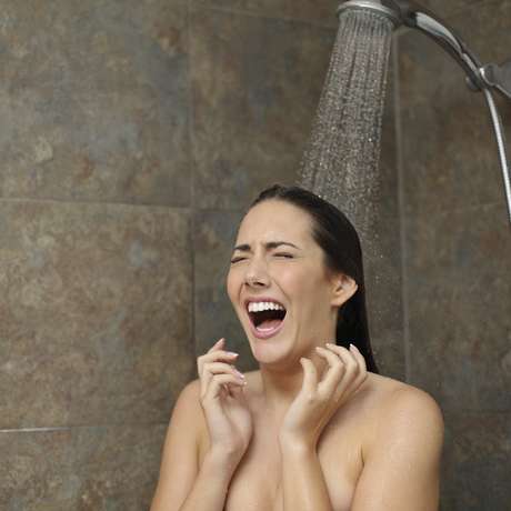 Pode no parecer, mas banho frio aumenta a sensao de bem estar Foto: iStock