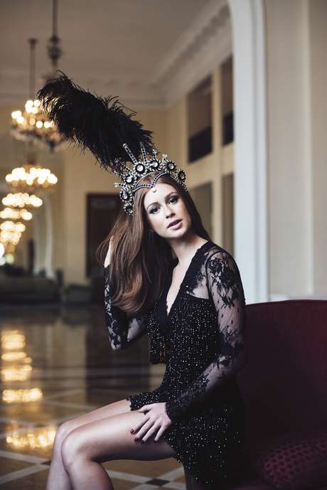 Rainha do Baile do Copa, Marina posa com coroa inspirada em Elizabeth Taylor Foto: Divulgação