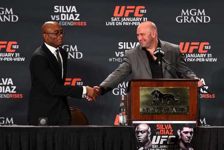 Anderson &eacute; cumprimentado por Dana White, o chef&atilde;o do UFC Foto: Jeff Bottari/Zuffa LLC / Getty Images