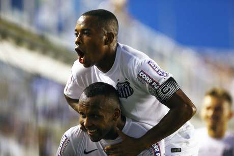 Chiquinho e Robinho comemoram o segundo gol santista Foto: Ricardo Saibun / Gazeta Press