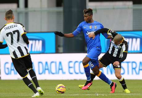 Pogba é cercado pela marcação da Udinese Foto: Paolo Giovannini / AP