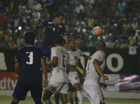 Leandro Damião teve boa participação no triunfo cruzeirense Foto: Leonardo Marais/Hoje em Dia / Gazeta Press