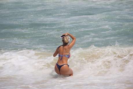 Robertha Portella mostrou toda a sua boa forma física na praia da Barra da Tijuca, nesta terça (3) Foto: Marcello Sá Barretto  / AgNews