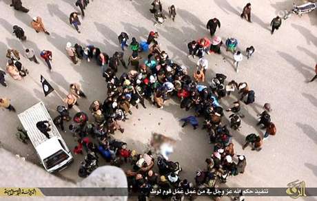 Multidão atirou pedras no homem acusado pelo grupo terrorista Estado Islâmico Foto: Daily Mail / Reprodução