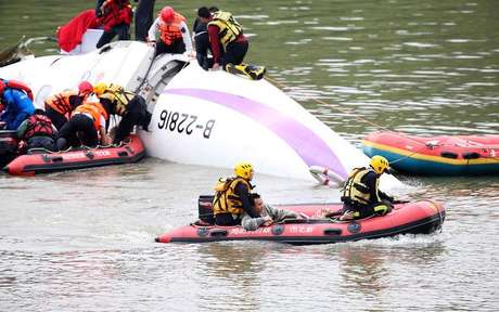 Equipes de resgate no local do acidente do avião da TransAsia Airways, em Taiwan. 4/2/2015 Foto: Stringer / Reuters