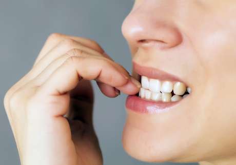 Mastigar outros objetos como ponta de lápis ou tampas pode causar danos ou traumas dentais ainda mais graves do que os provocados por roer as unhas Foto: Fotyma / Shutterstock