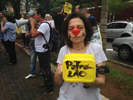 Manifestantes protestam contra as denúncias de corrupção ligadas ao PT e à Petrobras Foto: Ney Rubens / Especial para Terra