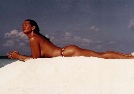 Modelo postou foto antiga e que aparece de topless na praia Foto: @luizabrunet / Instagram / Reproduo