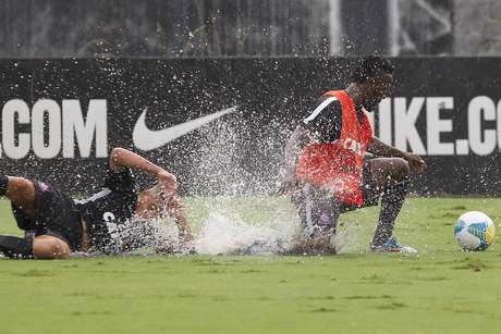 Treino do Corinthians foi disputado sob chuva Foto: Daniel Augusto Jr. / Ag. Corinthians