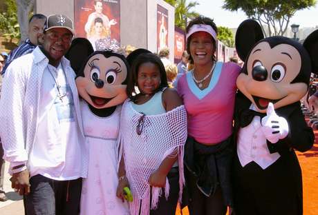 Bobby Brown, Bobbi Kristina e Whitney Houston em foto na Disney tirada em 2004 Foto: Getty Images