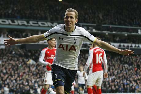 Kane comemora gol de empate do Tottenham em clássico Foto: Alastair Grant / AP