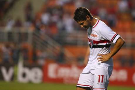 Alexandre Pato lamenta grande chance perdida durante o primeiro tempo Foto: Marcos Bezerra / Futura Press
