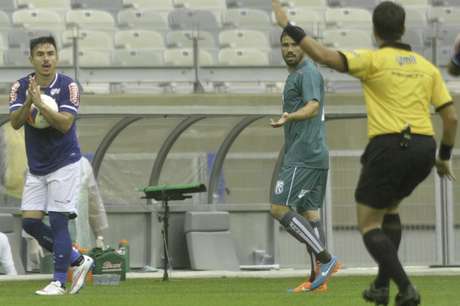 Willian fez o gol com assistência de Leandro Damião Foto: Mourão Panda / Gazeta Press