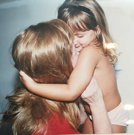 'Sassa beijando minha Aldinha de peruca... Lindas' Foto: @xuxamenegheloficial/Instagram / Reproduo