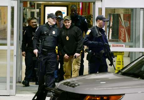 Policiais deixam o shopping onde um atirador deitou três feridos nos EUA Foto: Pittsburgh Post-Gazette/Bill Wade