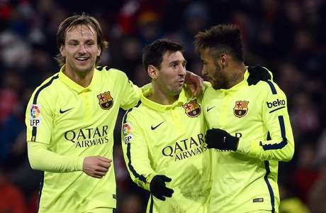 Raktic, Messi e Neymar comemoram em vitória do Barcelona Foto: Vincent West / Reuters