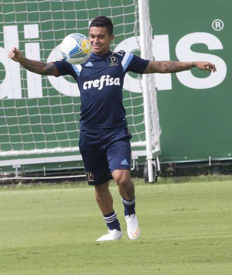 Oswaldo mexe em todo setor ofensivo e treina com 5 mudanças