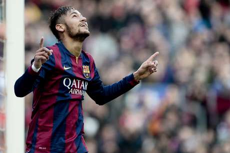 Neymar abriu o placar de canela, em gol que o fez superar Maradona no Barça Foto: Josep Lago / AFP