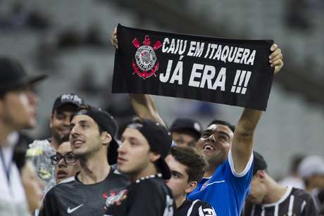 Torcida do Corinthians leva faixas com provocações ao São Paulo Foto: Daniel Vorley / Agif