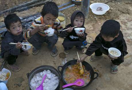 Crianças tomam café em um campo de refugiados na cidade de fronteira da China com Mianmar, em 18 de fevereiro Foto: AP