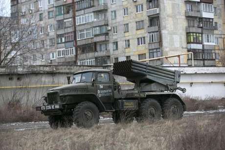 CaminhÃ£o com lanÃ§ador mÃºltiplo de foguetes usado pelo ExÃ©rcito da autoproclamada RepÃºblica Popular de Donetsk Ã© visto perto de Donetsk, no leste da UcrÃ¢nia, na segunda-feira Foto: Baz Ratner / Reuters