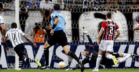 Elias pega de primeira e marca belo gol sobre RogÃ©rio Ceni Foto: Paulo Whitaker / Reuters