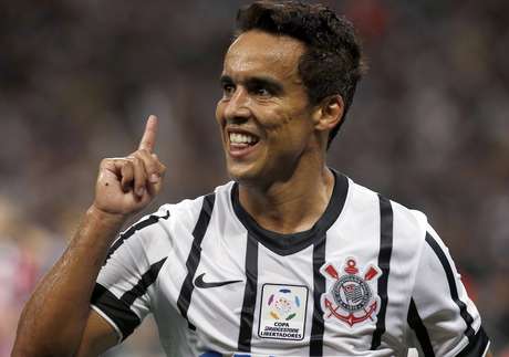 Jadson recebe carinho dos companheiros após anotar segundo gol do Corinthians Foto: Paulo Whitaker / Reuters