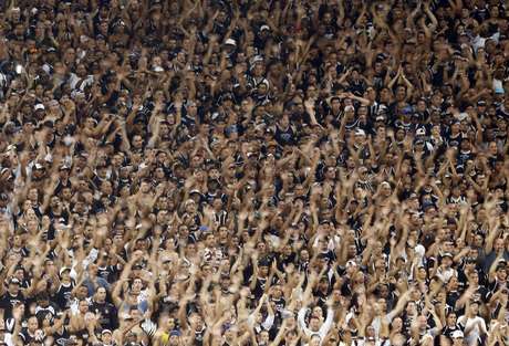 Corinthians bate recorde de torcedores na Arena em Itaquera Foto: Paulo Whitaker / Reuters