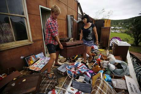 Pessoas tentam salvar alguns bens após ventos fortes do ciclone Marcia Foto: Jason Reed / Reuters