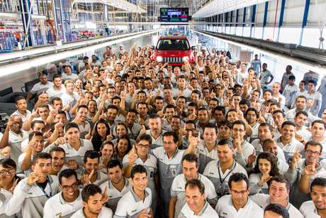 Primeiro Renegade sai da linha de produção da fábrica da Jeep em Pernambuco Foto: Fiat Chrysler / Divulgação