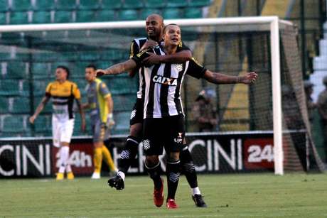 França e Thiago Heleno comemoram vitória do Figueirense Foto: Fernando Ribeiro / Futura Press