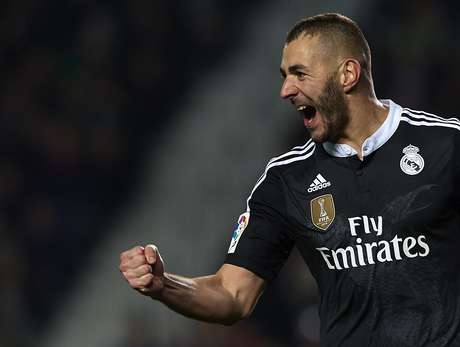 Benzema comemora o primeiro gol do Real Madrid na noite Foto: Manuel Queimadelos Alonso / Getty Images