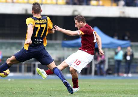 Totti fez seu gol, mas não foi o suficiente para a vitória da Roma Foto: Felice Calabro / AP