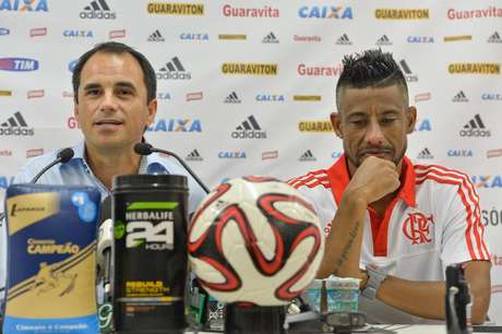 Rodrigo Caetano e Léo Moura falaram sobre a saída do lateral Foto: Flamengo / Divulgação