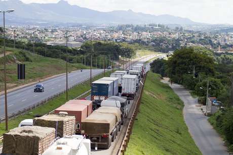 Bloqueio na rodovia Fernão Dias, em Betim (MG) - 23/02/2015 Foto: Willian Marques / Futura Press