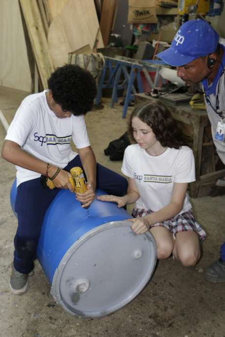Alunos do Colégio Santa Maria participam da construção de uma cisterna para armazenar água da chuva Foto: Cartola - Agência de Conteúdo - Especial para o Terra
