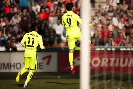 Suárez comandou vitória do Barcelona com um gol e uma assistência Foto: Daniel Tejedor / AP
