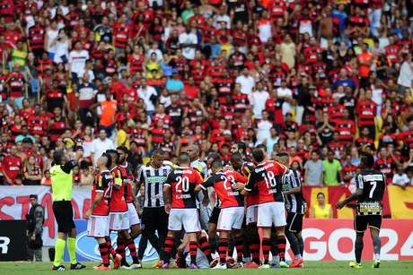 Clássico teve princípio de briga no segundo tempo, mas jogadores se acalmaram Foto: Dhavid Normando / Futura Press