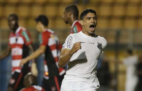 Renato marcou de cabeça na vitória do Santos Foto: Miguel Schincariol / Gazeta Press