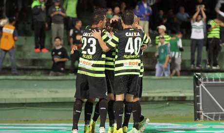 Unidos, jogadores do Coritiba conseguem segurar ataques adversários Foto: Coritiba / Divulgação