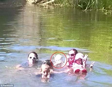 Fantasma de criança afogada aparece em foto de família  Foto: Daily Mail / Reprodução