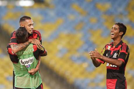 Gabriel (dir.) completou 100 jogos com a camisa do Flamengo Foto: Rudy Trindade / FramePhoto