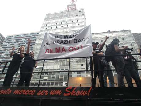 Manifestação do Revoltados On Line segura feixa em inglês que diz "Nós queremos nosso Brasil de volta. Dilma fora" Foto: Elisa Feres / Terra