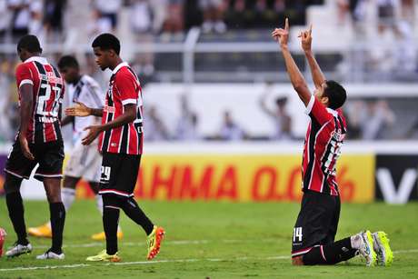 Kardec marcou o gol decisivo de peito Foto: Helio Suenaga / Gazeta Press
