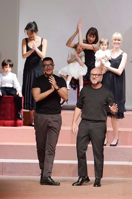 Stefano Gabbana e Domenico Dolce no desfile da Dolce & Gabbana em Milão recentemente, quando levaram mulheres grávidas e bebês para a passarela Foto: Getty Images