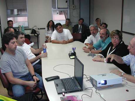 Nivio Ziviani (à direita) em reunião na UFMG com os fundadores do Google, Sergey Brin e Larry Page (à esquerda) Foto: Divulgação