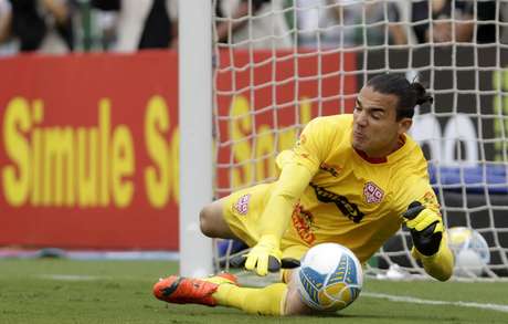 Depois de ser chapelado por Ricardo Oliveira, Felipe Alves pegou pênalti de Geuvânio Foto: Miguel Schincariol / Gazeta Press