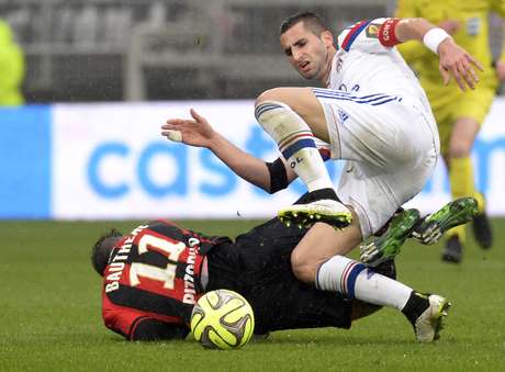 Gonalons sofre falta na derrota do Lyon Foto: Jean Philippe Ksiazek / AFP