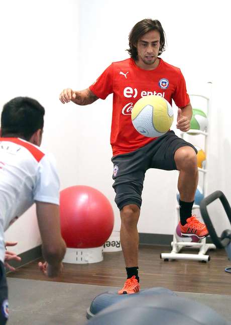 Verde por vermelho! Valdivia segue recuperação com Chile